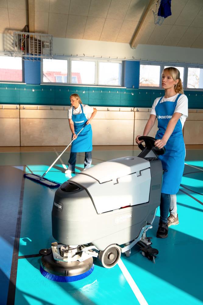 gruntowne mycie posadzek w szkole