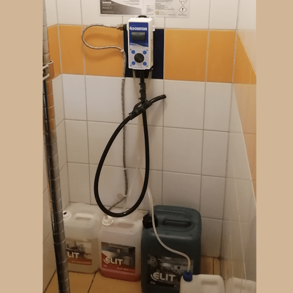 Automatyczny dozownik środków czyszczących